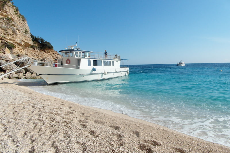 Boot aan kust in Sardinië